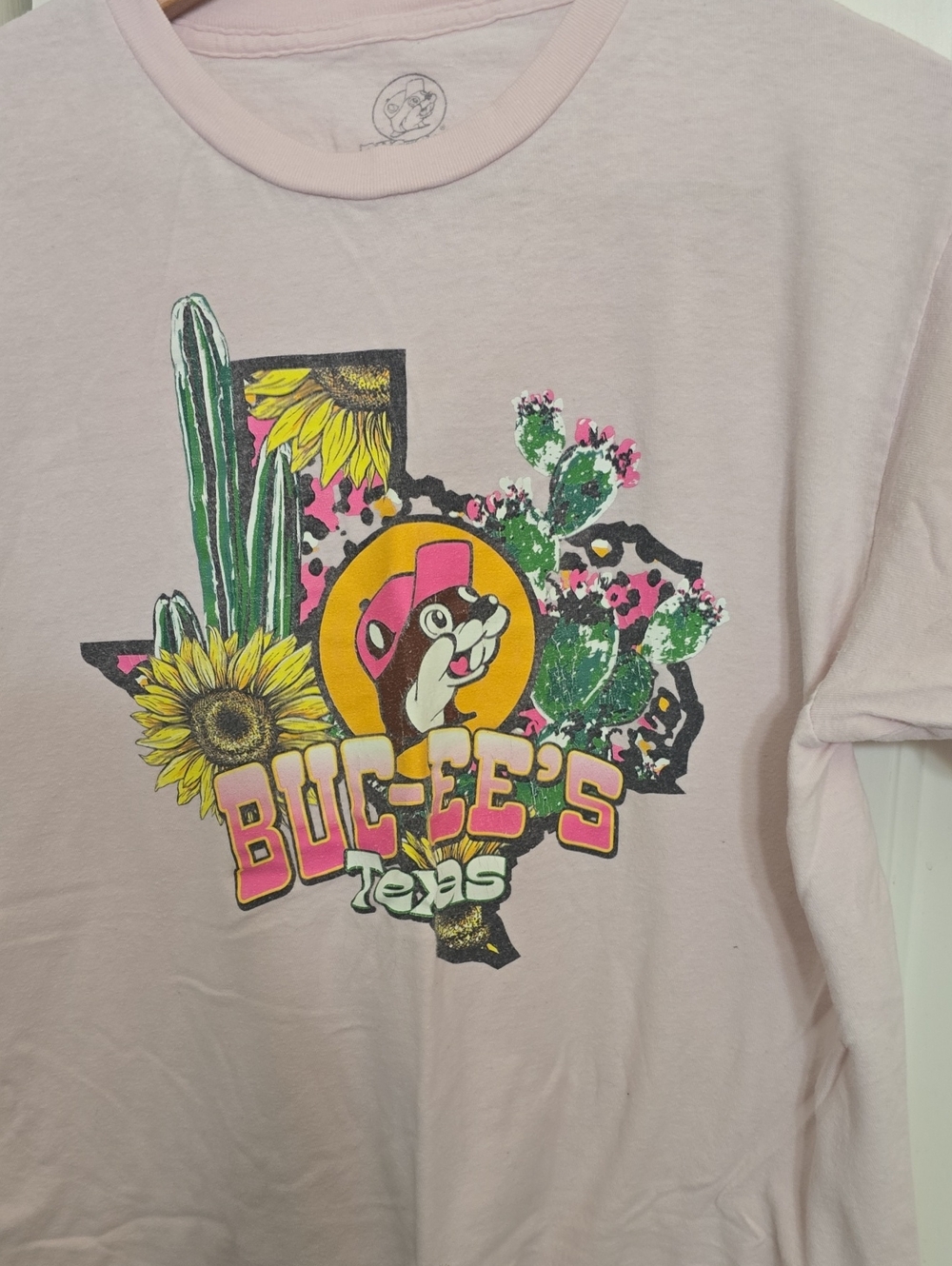 Buc-ee's Pink Short-Sleeve Graphic Tee